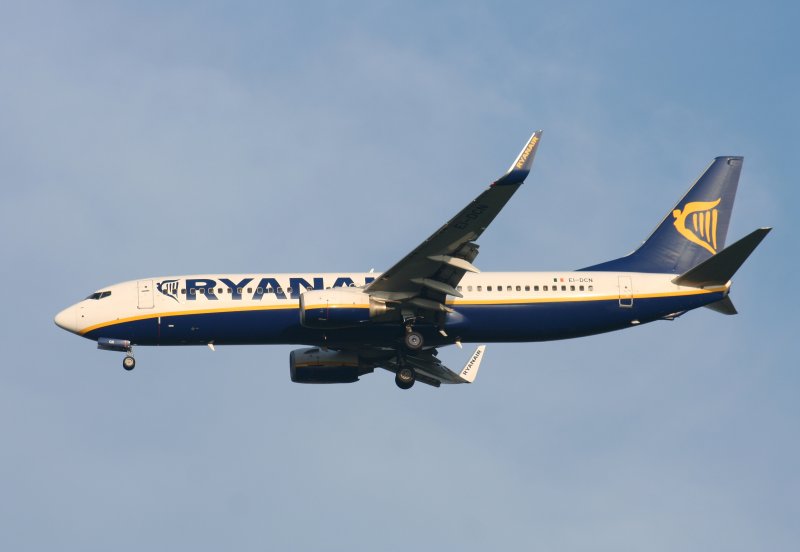 Ryanair B 737-8AS EI-DCN im Landeanflug auf den Flughafen Berlin-Schnefeld am 09.11.2008
