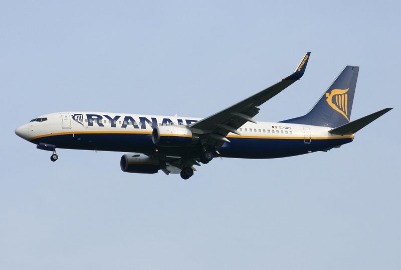 Ryanair B 737-8AS EI-DPT beim Landeanflug auf den Flughafen Berlin-Schnefeld am 29.03.2009