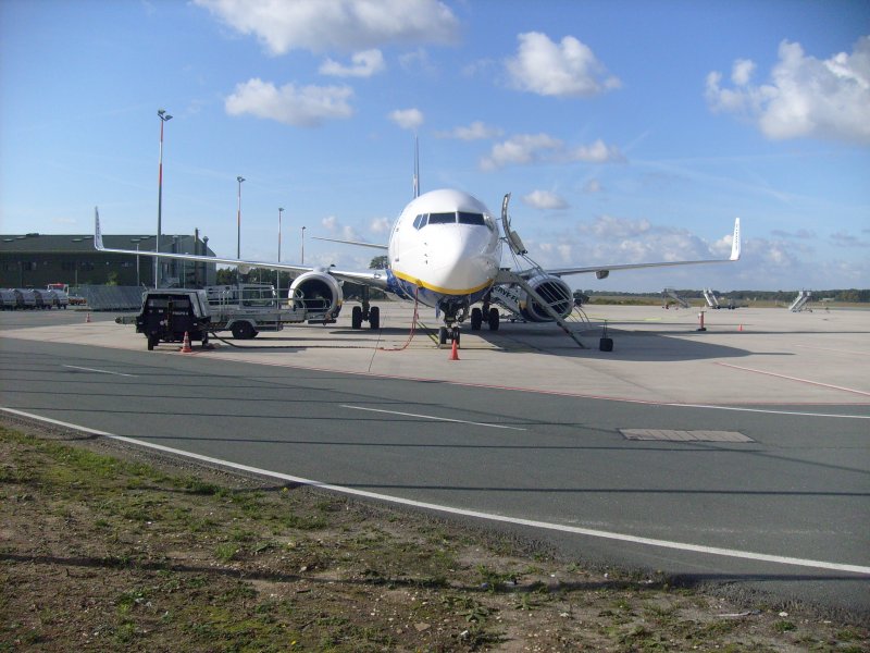 Ryanair Boeing 737-800 (EI-EBK) kurz vor der Abfertigung am Flughafen Niederrhein.(18.10.09)
