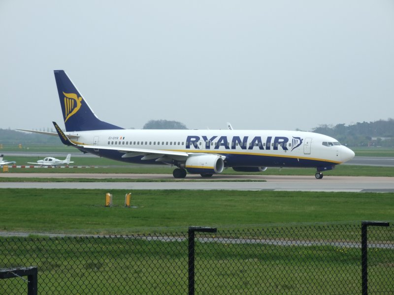 Ryanair EI-DYR in Manchester