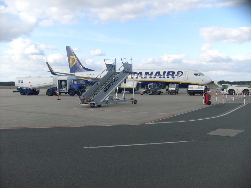 Ryanair (EI-EBK) wird abgefertigt und fliegt nach Rom.Aufgenommen am
Flughafen Niederrhein.(18.10.09)