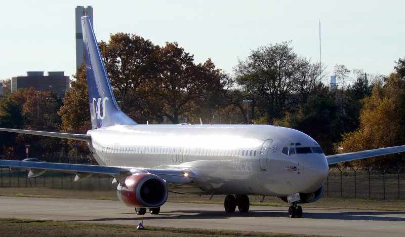 SAS B 737-883 LN-RCY am 16.11.2006 auf dem Flughafen Berlin-Tegel
