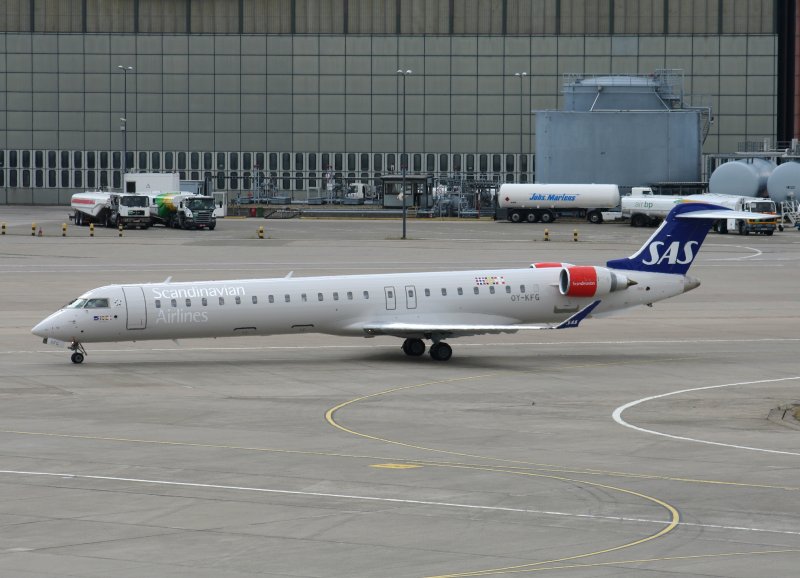 SAS Canadair Regjet CRJ900 OY-KFG bei der Ankunft auf dem Flughafen Berlin-Tegel am 14.08.2009