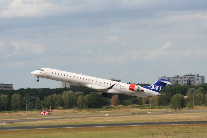 SAS Canadair Regjet CRJ900 OY-KFG beim Start in Berlin-Tegel am 14.08.2009