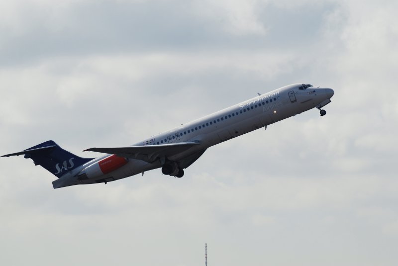 SAS MacDonnell Douglas MD 87 LN-RMP beim Start in Hamburg Fuhlsbttel am 01.04.09