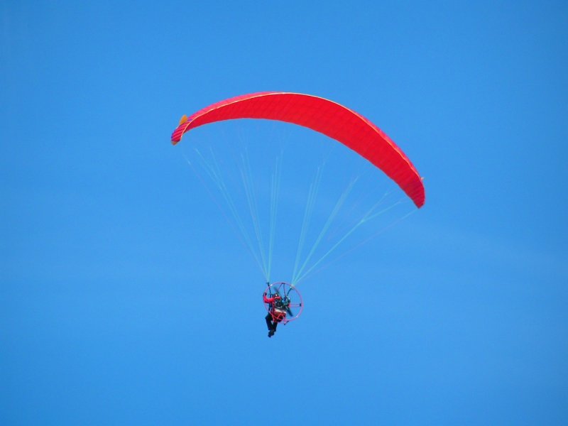 Schon von Weitem war dieser rote  Flugdrachen  zu vernehmen; 080413