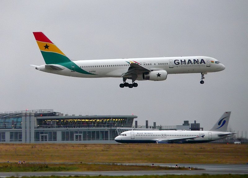 Seit kurzem gibt es wieder eine Verbindung zwischen Dsseldorf und Accra. Ghana im Anflug auf die 23L...das Bild stammt vom 21.12.2008