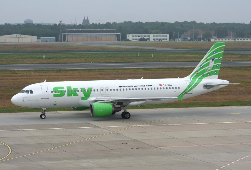 Sky Airlines A 320-211 TC-SKJ bei der Ankunft auf dem Flughafen Berlin-Tegel am 28.06.2009