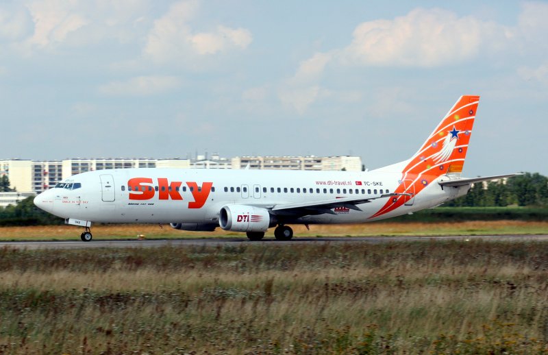 Sky Airlines B 737-4Q8 TC-SKE am 18.08.2007 auf dem Flughafen Berlin-Schnefeld