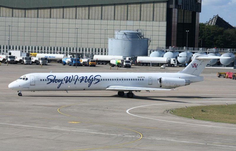 Sky Wings Airlines Mc Donnel Douglas MD 83 SX-BTG bei der Ankunft auf dem Flughafen Berlin-Tegel am 12.09.2009