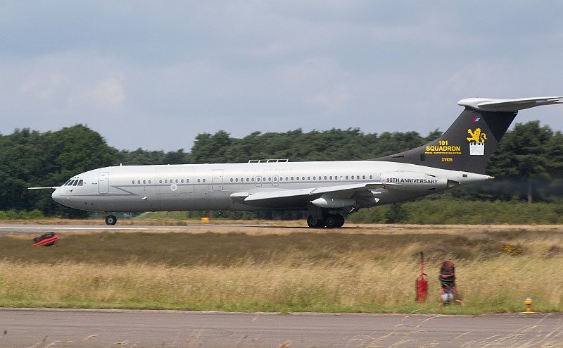 So muss ein Flugzeug klingen...diese VC10 mit einer Sonderlackierung zum 90ten Geburtstag der Einheit rauscht ber die Startbahn. Das Foto stammt vom 17.07.2007