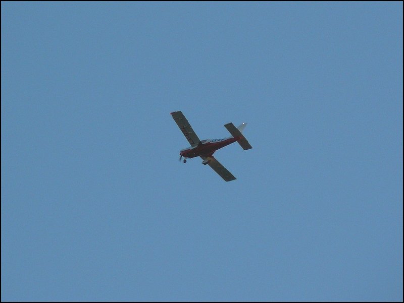 Sportflugzeug kurz vor der Landung in Noertrange aufgenommen in Erpeldange/Wiltz (Luxemburg) am 08.05.08