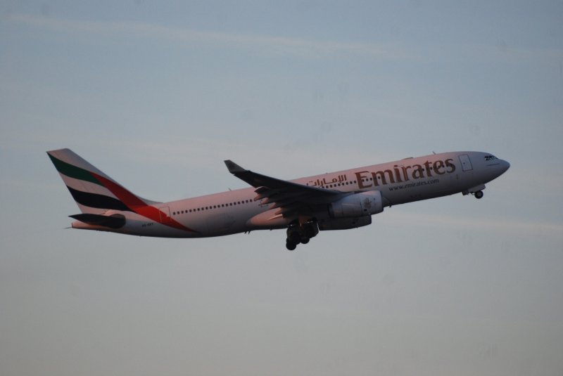 Start eines A330 der Emirates in Hamburg Fuhlsbttel am 28.12.08