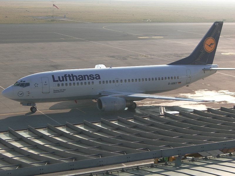 Statt dem erwarteten Avro RJ 85 kam am 21.2.2007 eine Boeing 737-300 (D-ABET, Gelsenkirchen) mit fast einer Stunde Versptung aus Frankfurt in Linz an. 