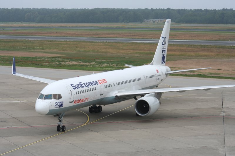 SunExpress B 757-2Q8(WL) TC-SNC bei der Ankunft in Berlin-Tegel am 28.06.2009
