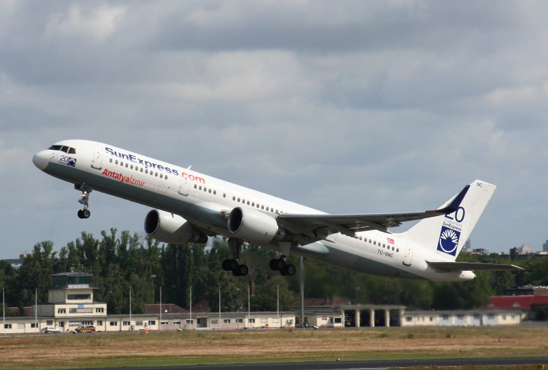 SunExpress B 757-2Q8(WL) TC-SNC beim Start in Berlin-Tegel am 26.07.2009