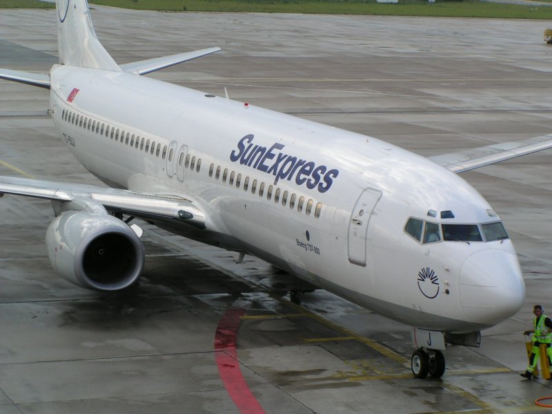 SunExpress Boeing 737-800 mit der Registrierung TC-SUJ im Flughafen Berlin-Schönefeld. (Berlin 09.12.2003)