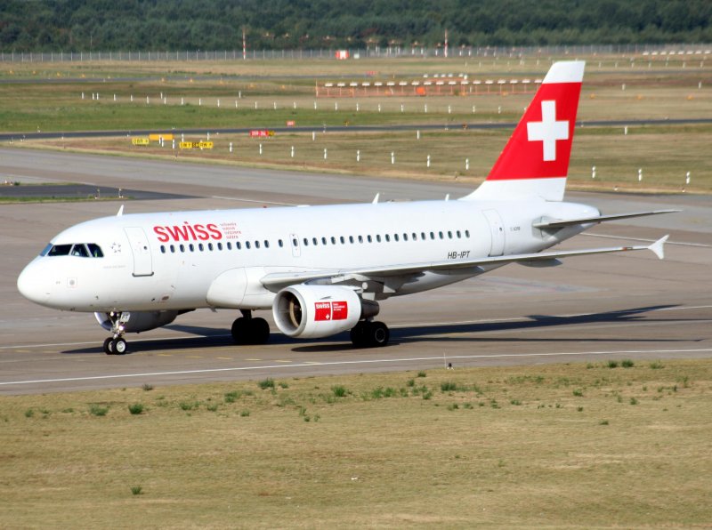 Swiss A 319-112 HB-IPT bei der Ankunft auf dem Flughafen Berlin-Tegel am 30.08.2009