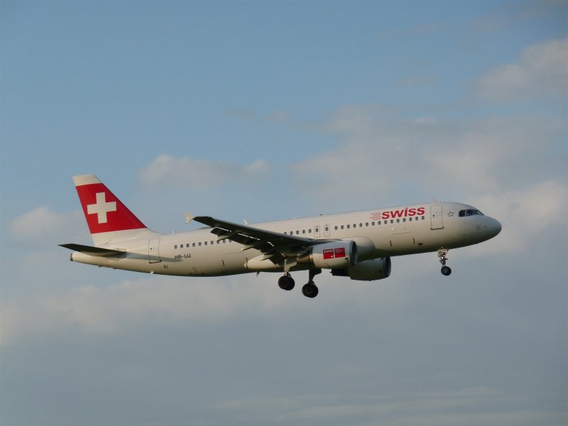 Swiss Airbus A 320-214 vor Landung in ZRH am 18.5.2009.