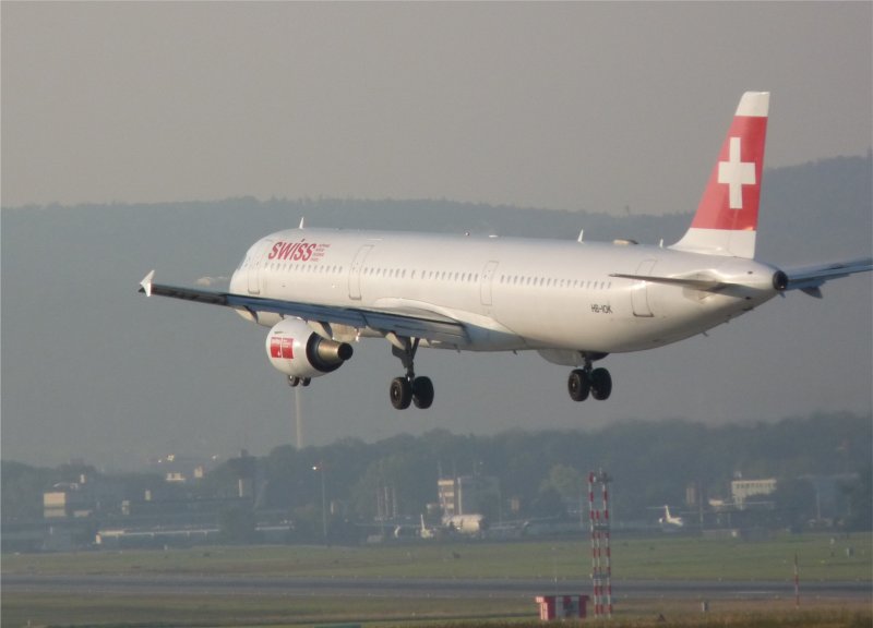 Swiss Airbus A321-111 vor der Landung auf Piste 14 in Zrich am 9.9.2009.