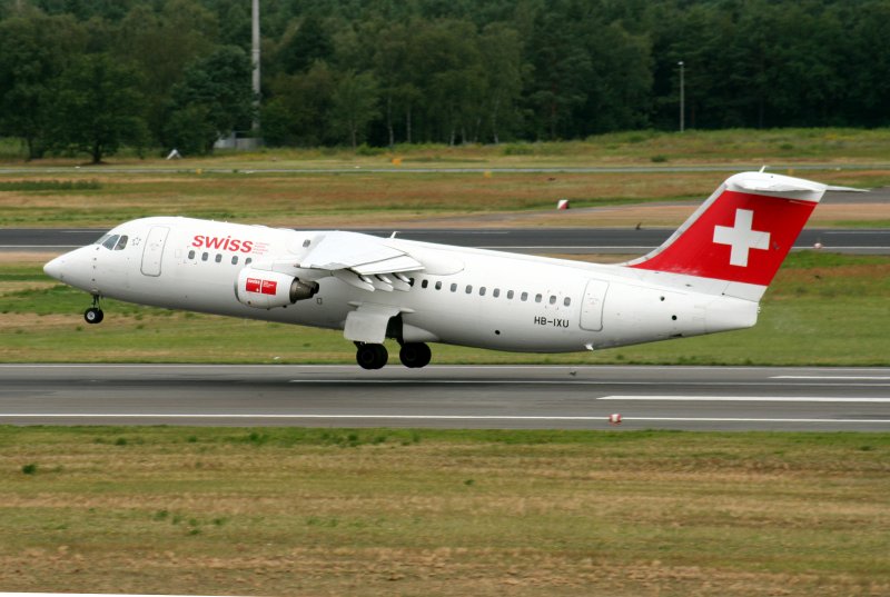 Swiss Avro RegJet RJ 100 HB-IXU beim Start in Berlin-Tegel am 26.07.2009