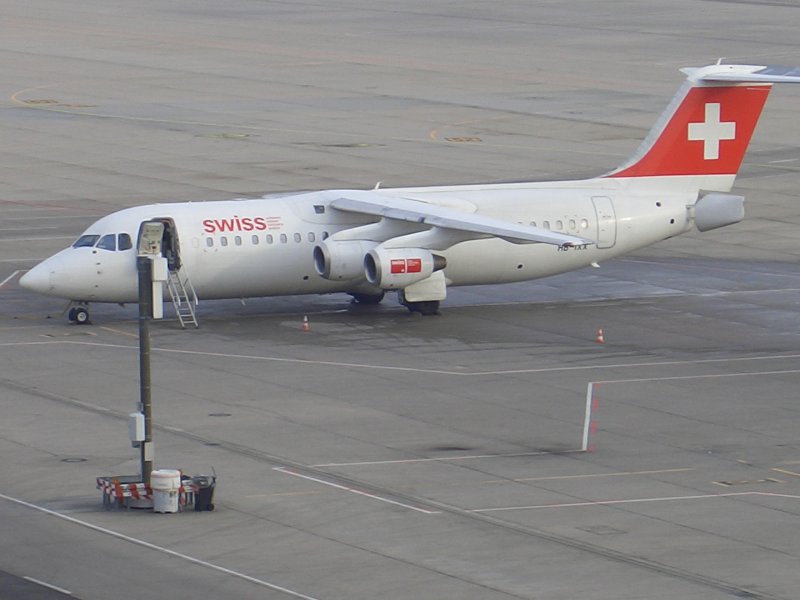 SWISS International Air Lines-Avro RJ100 auf dem Stuttgarter Flughafenvorfeld