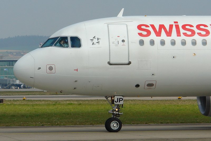 Swiss International Air Lines, HB-IJP, Airbus A320-214. Auf dem Weg zur Startbahn 10, hat der Pilot auch Zeit die Spotter freundlich zu grssen. Wir grssen dankend zurck. 5.4.2007
