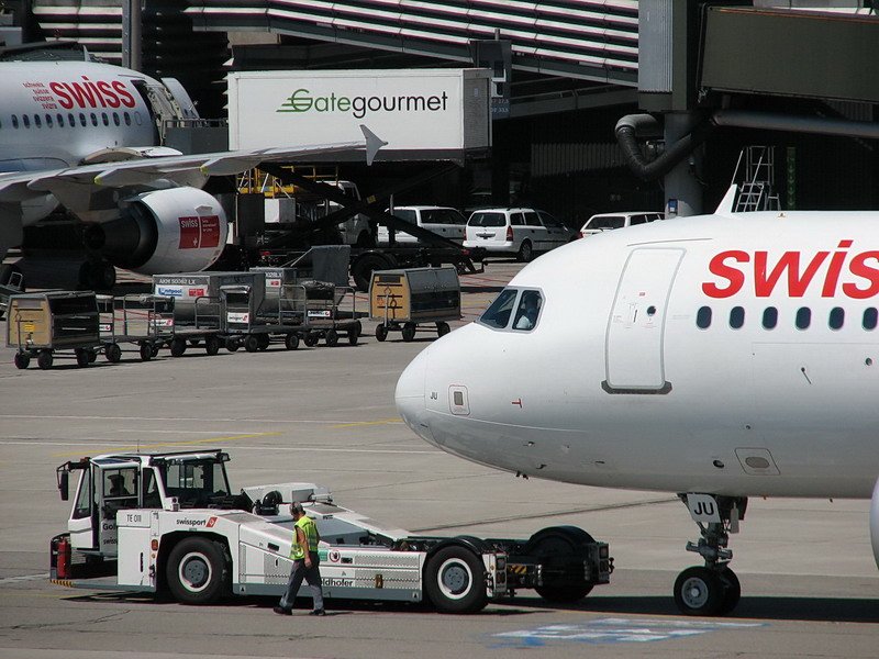 Swiss International Air Lines, HB-IJU, Airbus A320-223. 
Push-Back mit stangenlosem Flugzeugschlepper von Goldhofer. Die Flugzeugbewegungen knnen bis zu 3x schneller abgewickelt werden als mit einer Schleppstange. 14.7.2005.