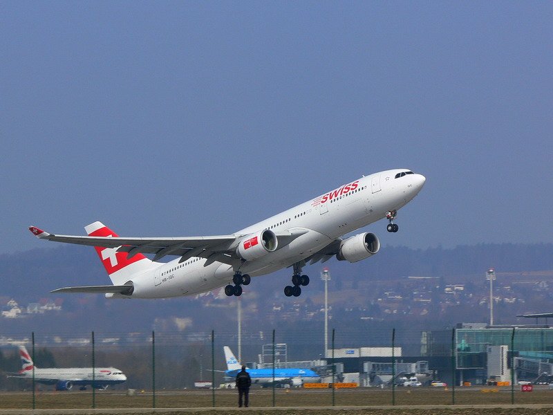 Swiss International Air Lines, HB-IQC, Airbus A330-223. Start auf RWY 16 am 19.3.2006 mittags im Licht der Frhlingssonne.