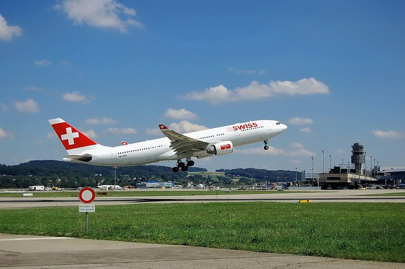 Swiss International Air Lines, HB-IQH, Airbus A330-223. Start um die Mittagszeit, da heben die meisten groen Maschinen ab, von der RWY 16 am 15.8.2006. Rechts im Hintergrund sieht man den Tower des Flughafens.