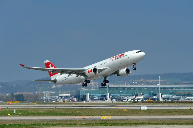 Swiss International Air Lines, HB-IQQ, Airbus A330-223. Elegant hebt der Airbus von der Startbahn 16 ab. Im Hintergrund ist das Gates E zu sehen. 5.4.2007