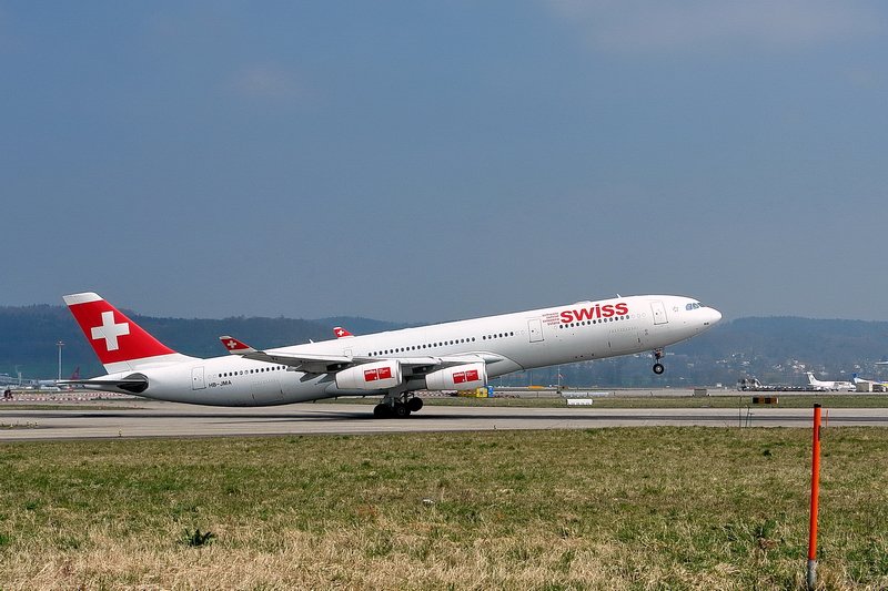 Swiss International Air Lines, HB-JMA, Airbus A340-313X. Die vierstrahlige Maschine hat etwas Mhe, um in die Luft zu kommen. Der zweistrahlige  Bruder  hat da bedeutend weniger Probleme beim Start. 5.4.2007 