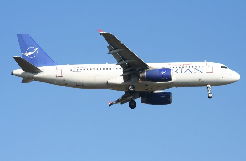 Syrian Air A 320-232 YK-AKC bei der Landung in Berlin-Schnefeld am 03.04.2009