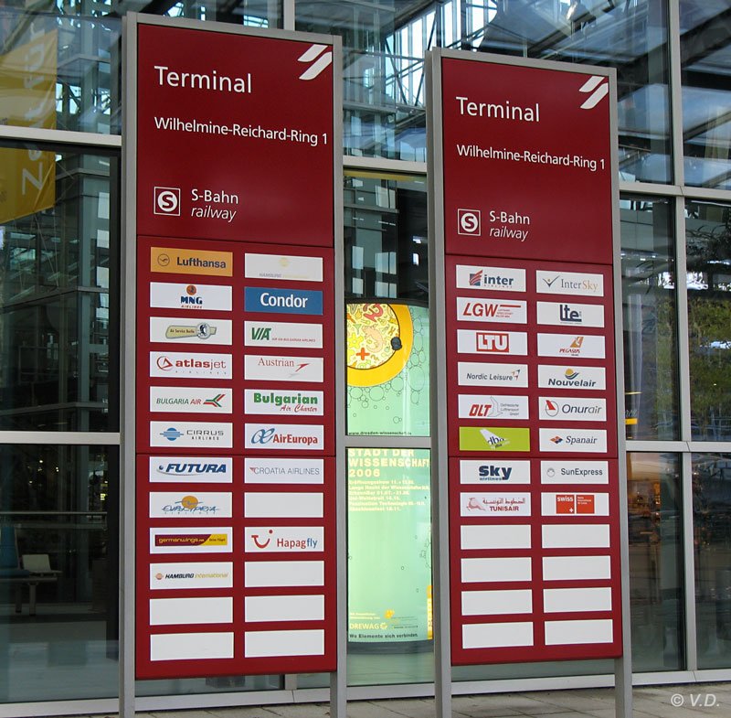 Tafel mit den Fluggesellschaften, die den Flughafen Dresden-Klotzsche anfliegen, 2.11.2006
