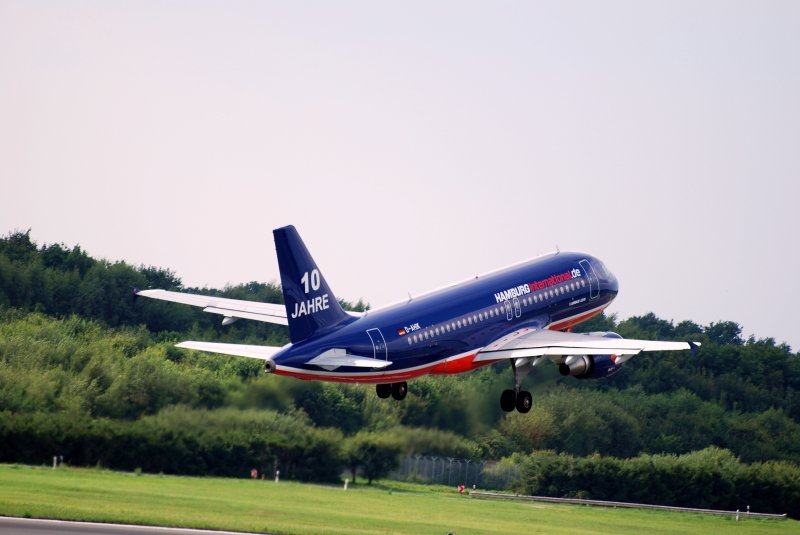 Take Off fr diesen A-319 D-AHIK von Hamburg International mit 10 Jahre Jubilums Lackierung.Aufgenommen in Hamburg Fuhlsbttel am 03.08.08