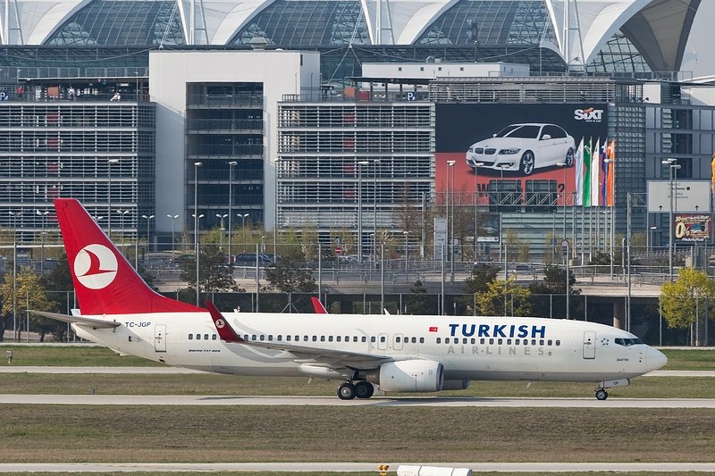 Taxing,B737/Trkish/MUC/Mnchen/Germany.

