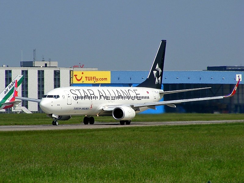 TC-JFI, eine 737-800 von Turkish Airlines, trgt die Star Alliance-Lackierung.