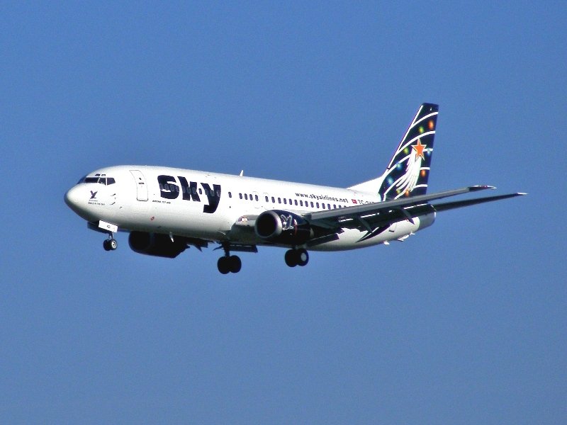 TC-SKD, eine 737-400 der Sky Airlines im Anflug als Flug SHY 561 auf Dresden am 3.4.2009.