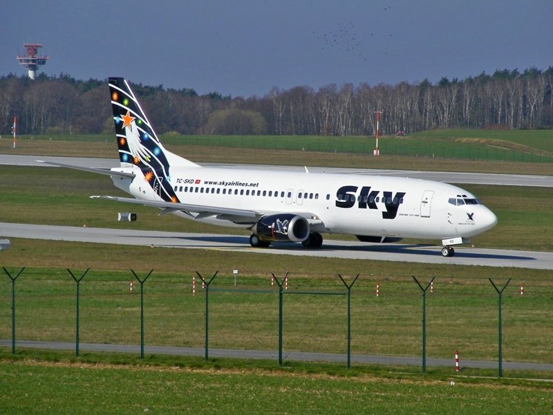 TC-SKD, eine 737-400 der Sky Airlines, rollt zur Runway in Dresden am 3.4.2009.