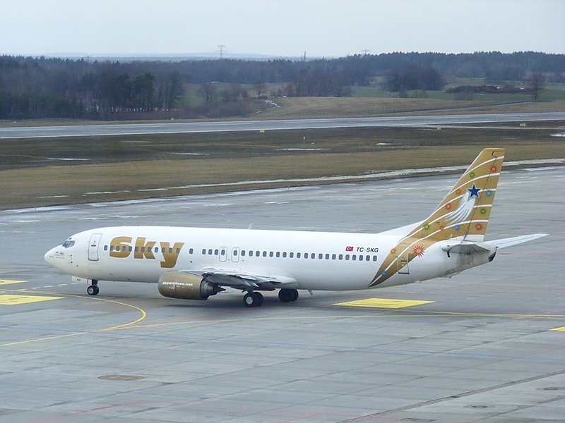 TC-SKG, eine 737-400 der Sky Airlines, rollt am 27.2.2009 in Dresden zur Runway. 