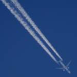 Eine Egyptair-Boeing 777-36N(ER) berfliegt in ungefhr 9500m Hhe den Stuttgarter Flughafen am 26.02.2011