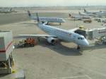 Eine Embrear 190 der Air Canada am Gate, gesehen auf dem Flughafen in Toronto am 07.04.2011.