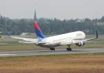 Delta Airlines B 767-332(ER) N1608 beim Start in Berlin-Tegel am 28.06.2009