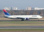 Delta Airlines B 767-332(ER) N173DZ nach der Landung in Berlin-Tegel am 03.04.2010