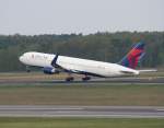 Delta Airlines B 767-332(ER) N187DN beim Start in Berlin-Tegel am 01.05.2010