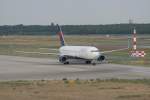 Delta Airlines B 767-332(ER) N172DN bei der Ankunft in Berlin-Tegel am 31.07.2010