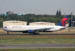 Delta Airlines B 767-332(ER)N169DZ nach der Landung in Berlin-Tegel am 21.08.2010