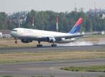 Delta Airlines B 767-332(ER) N16065 bei der Landung in Berlin-Tegel am 22.08.2010