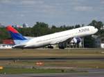 Delta Airlines B 767-332(ER)N178DZ beim Start in Berlin-Tegel am 05.09.2010