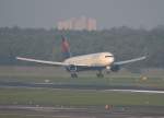 Delta Airlines B 767-332(ER) N193DN kurz vor der Landung in Berlin-Tegel am 03.10.2010